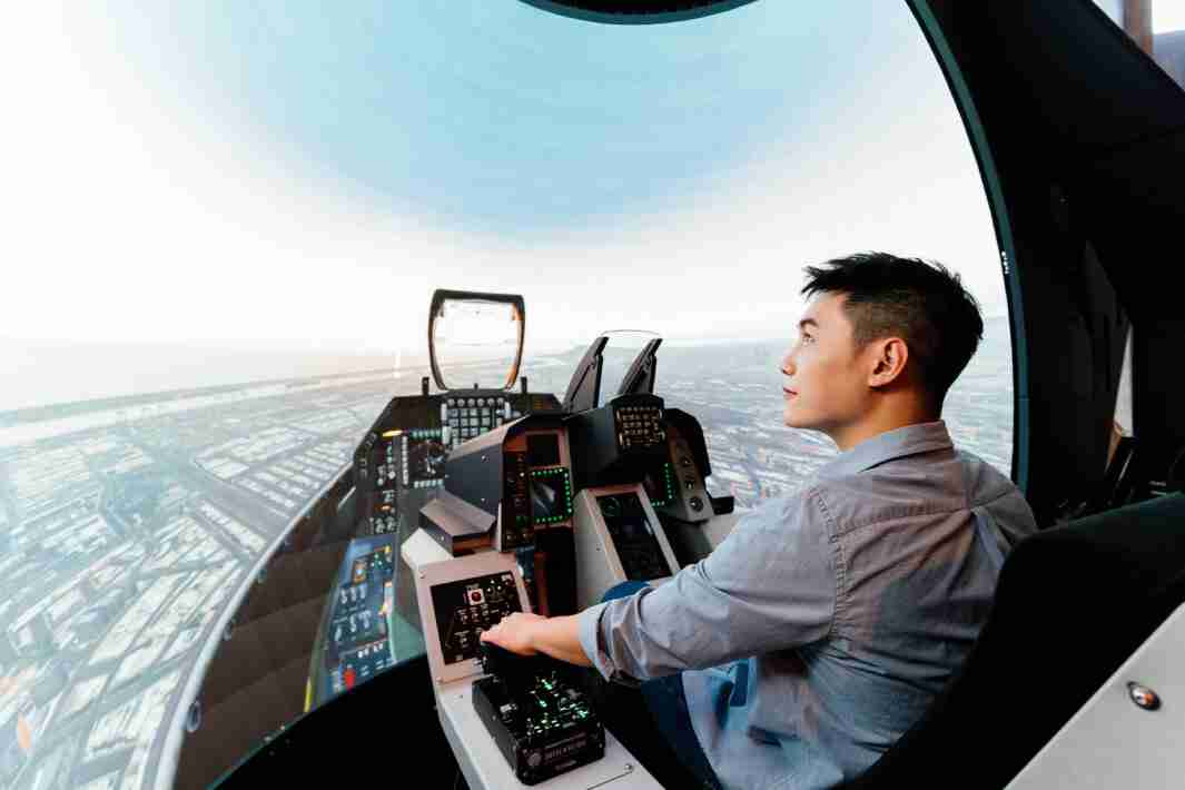 尊龙集团以P1.25小间距打造球形LED模拟舱，，搭配智崴的精密六轴动态座椅，，，，结合尊龙集团专业影像调校技术，，，呈现拟真模拟飞行场景