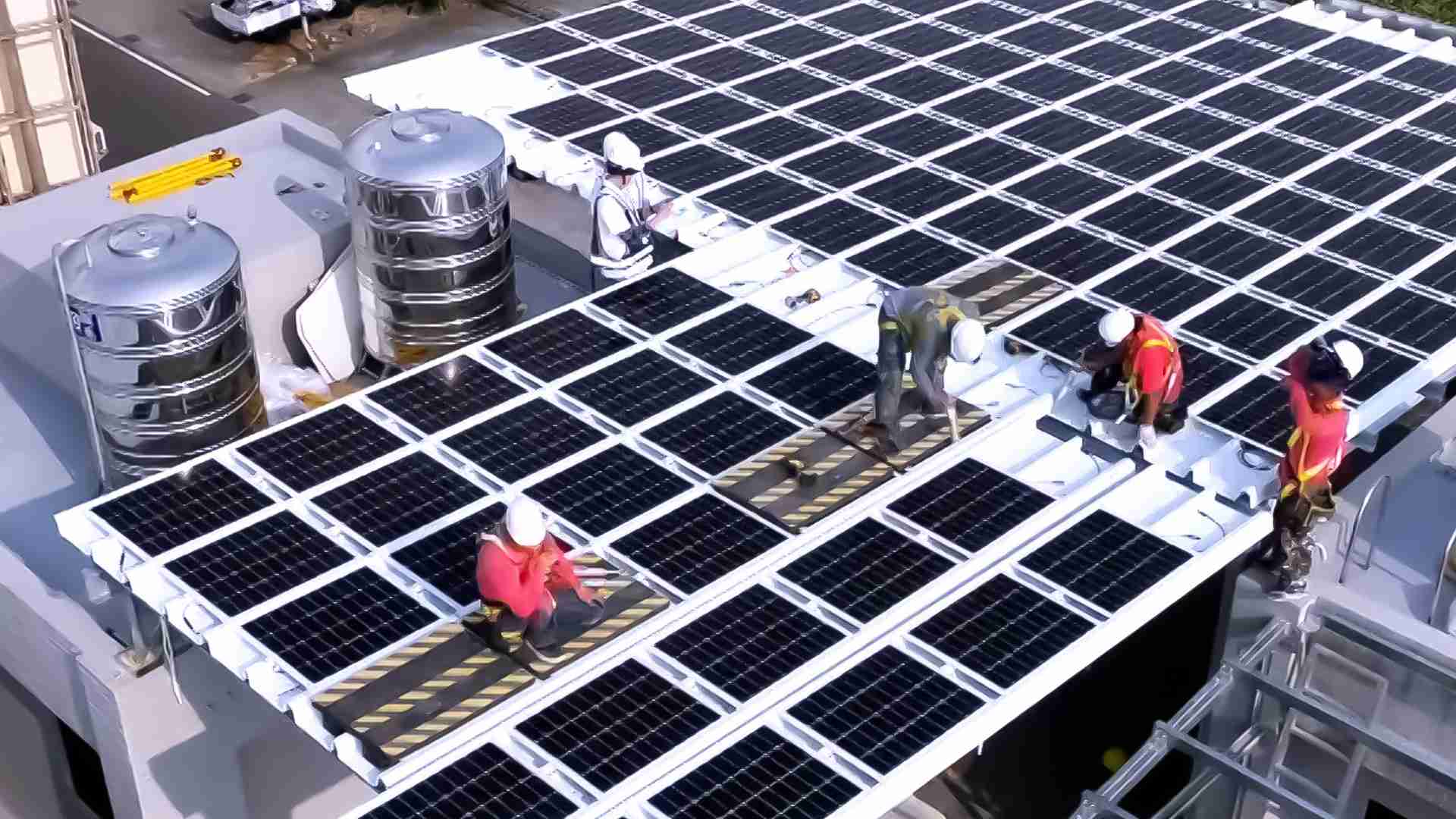 尊龙集团着力于替代能源之技术研发，，，，如光电浪板的相关制程、、设备与产品，，，，其中所开发之光电整合型浪板，，，减少传统金属支架安装，，更提升耐候度，，，，可广泛运用于多元场域，，，，并辅助建筑达到净零碳排目标