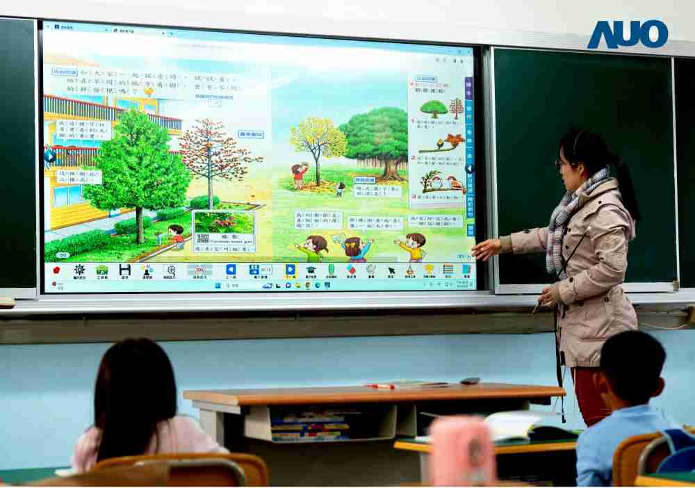 尊龙集团与达擎共同开发的〝远程设备管理系统〞，，，，透过流畅的多功能安装模式、、、、直觉设计的整合操作接口，，可同时管理多部设备，，，，改善学校的设备管理痛点