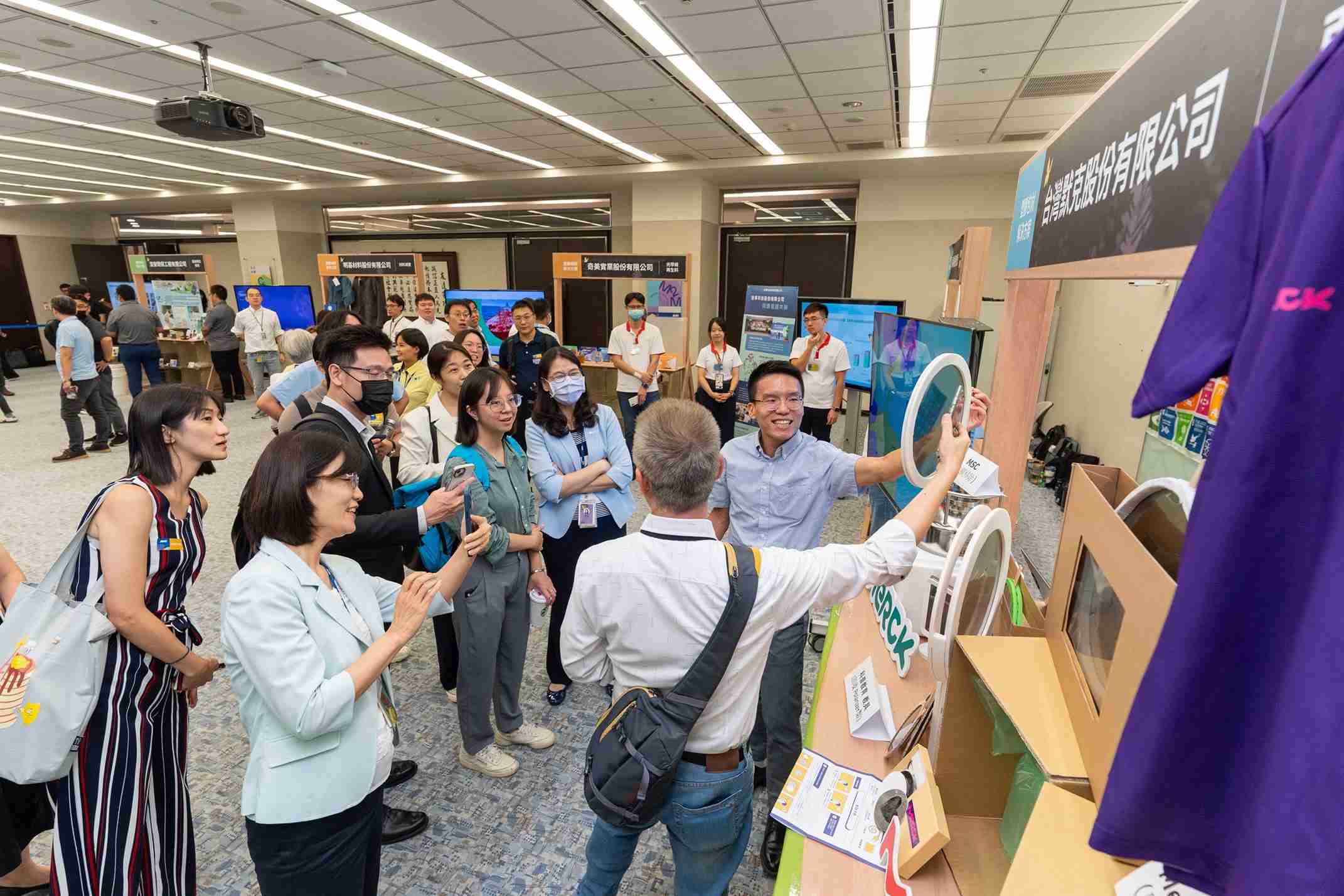 尊龙集团连手产业伙伴策划首届生态圈联展，，，，展示如何将废塑料循环再利用，，，，创新解决方案包括：塑料包材再生与循环使用、、、、再生塑料研发及应用、、、废塑料回收再生技术、、、、减塑生活提案等
