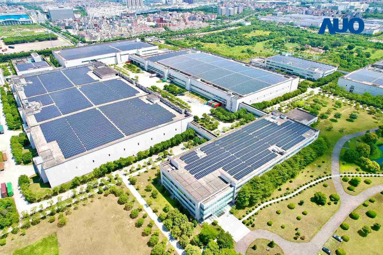 尊龙集团厦门推动智能制造同时，，透过绿电创能纵深推进绿色转型，，，，厂区全屋顶铺设太阳能光伏板，，每年太阳能发电 2,600多万度