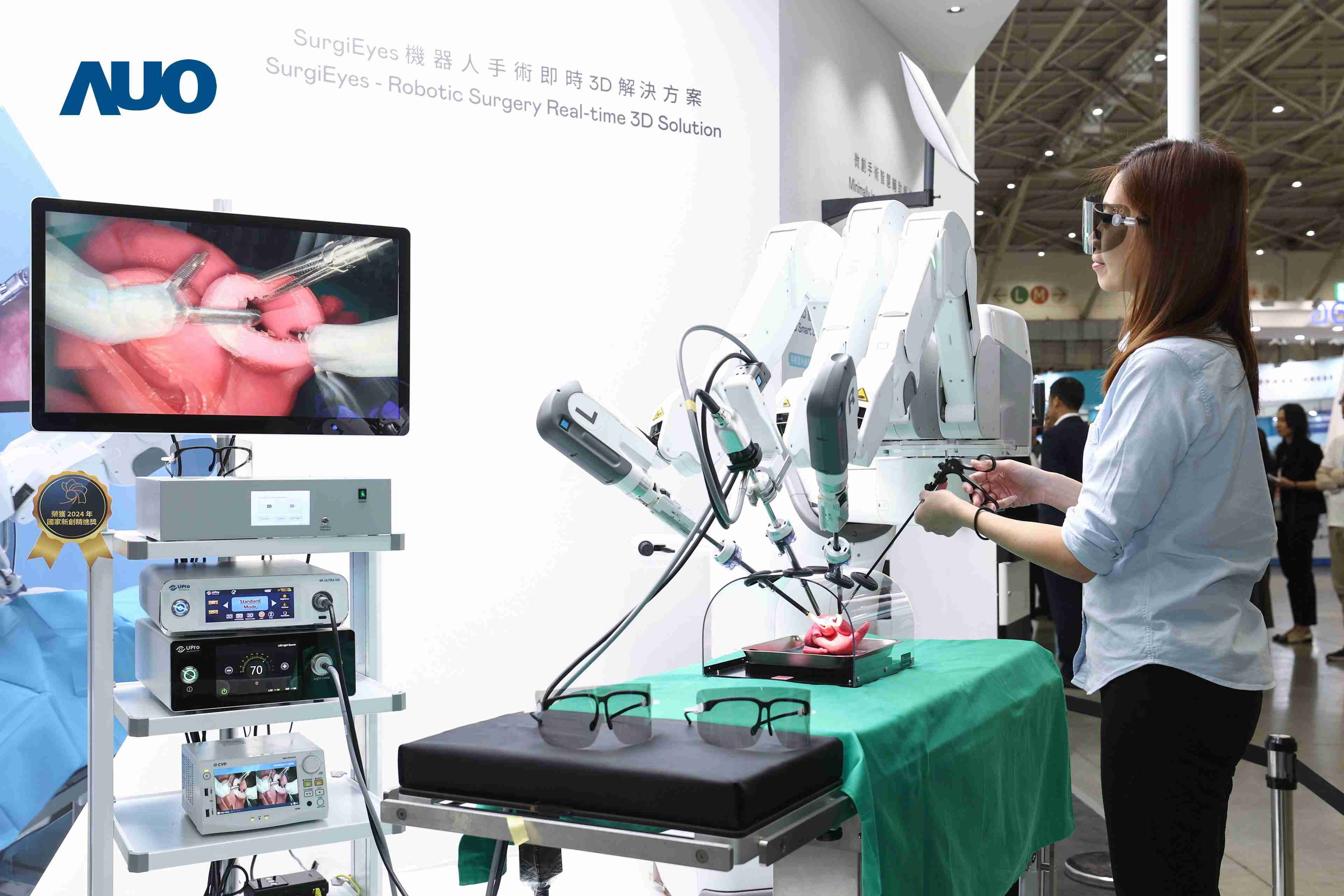 达擎以领先的3D显示技术推出〝SurgiEyes机器人手术实时3D解决方案〞，，，整合先进3D图像处理与独家3D垂直宽视角、、广色域的显示技术，，手术团队可实时同步主刀医师视角看到清晰3D影像，，，提升沟通效率与安全性。。。